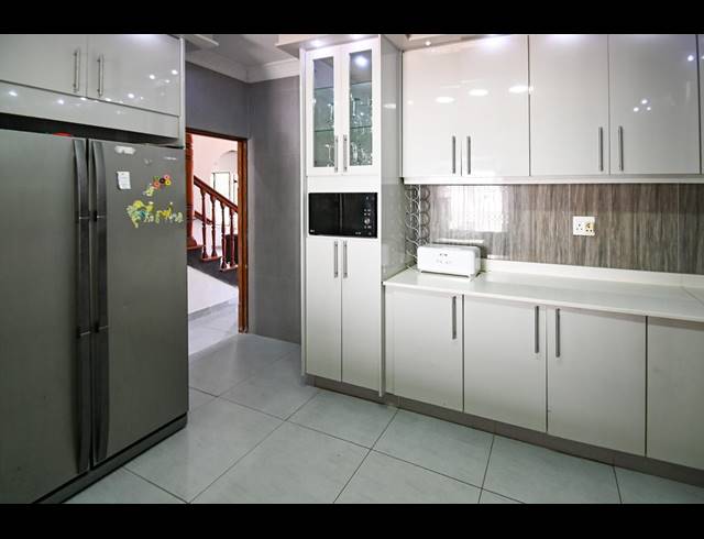 4 BEDROOM FREEHOLD TO LET IN COWIES HILL